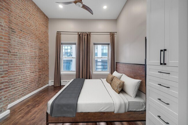 Building Photo - 214 9th St
