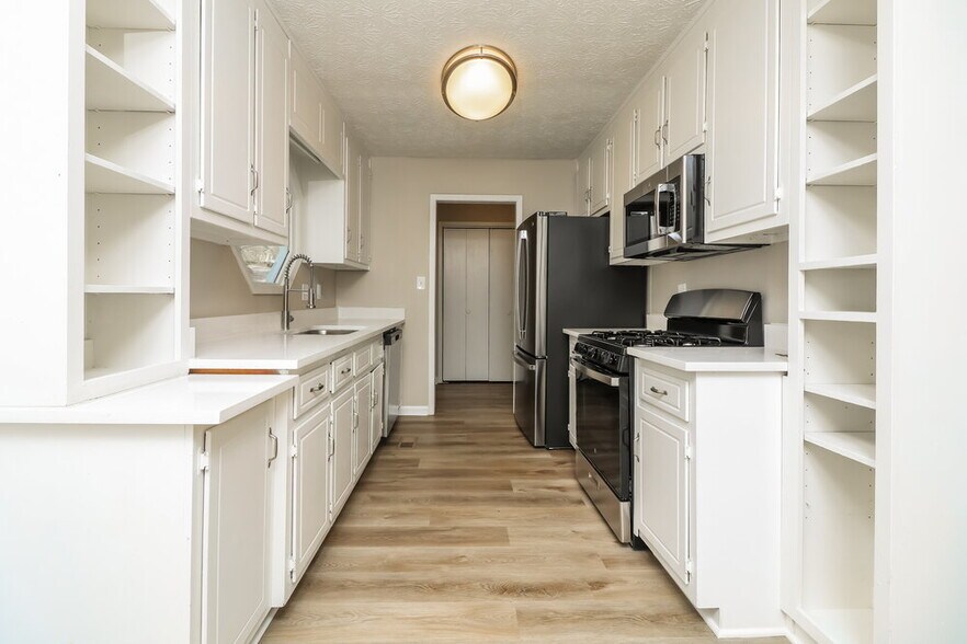 Building Photo - 4173 Woodcrest Dr