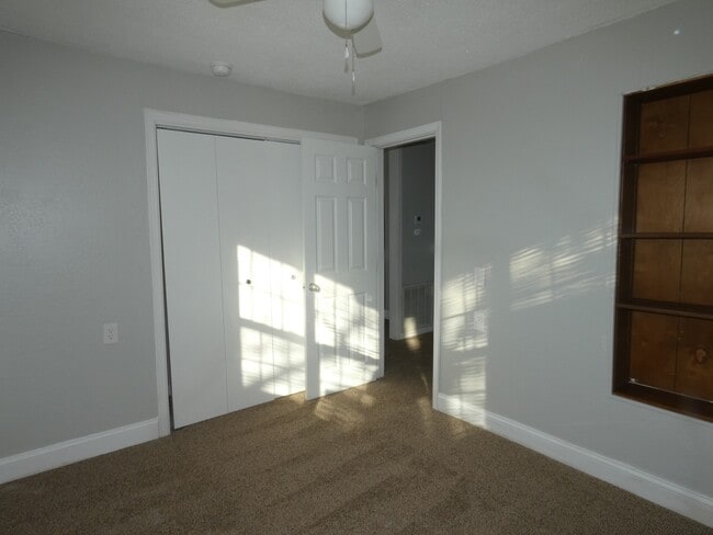 Building Photo - 10620 N Locust Ct