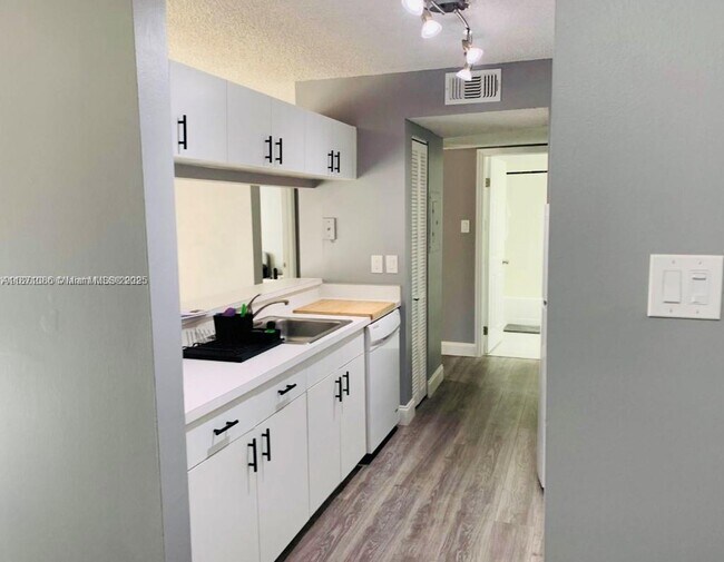 Building Photo - 10450 SW 157th Ct