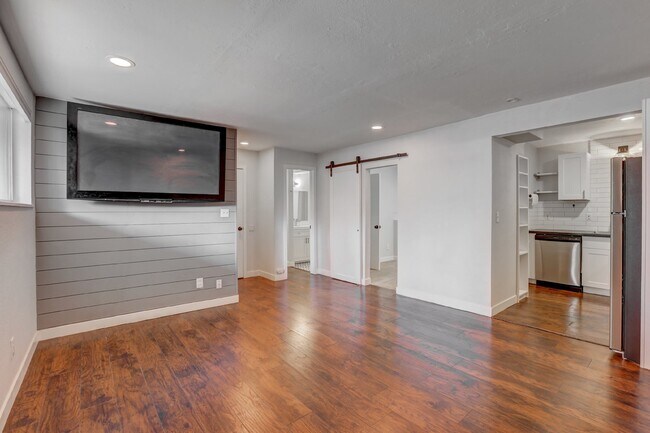 Building Photo - $1,350.00 - 1 Bed Updated Condo right by Cherry Creek Shopping Center!