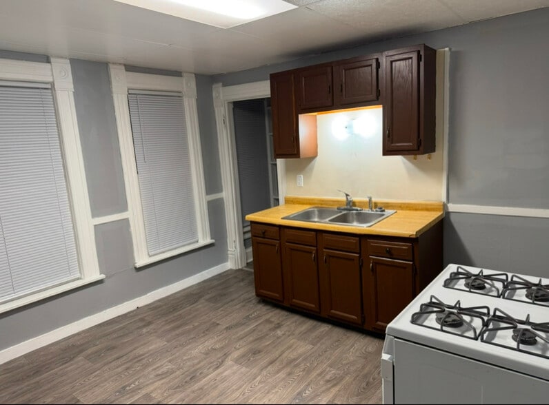 Building Photo - 923 16th Ave