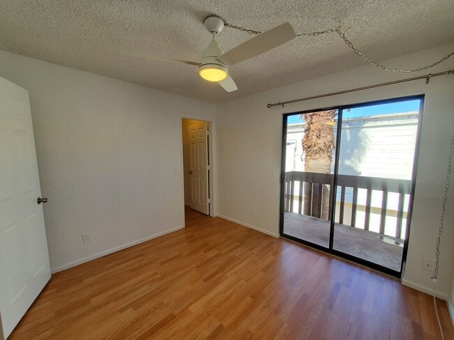 Building Photo - Townhome - newly remodeled kitchen - priva...