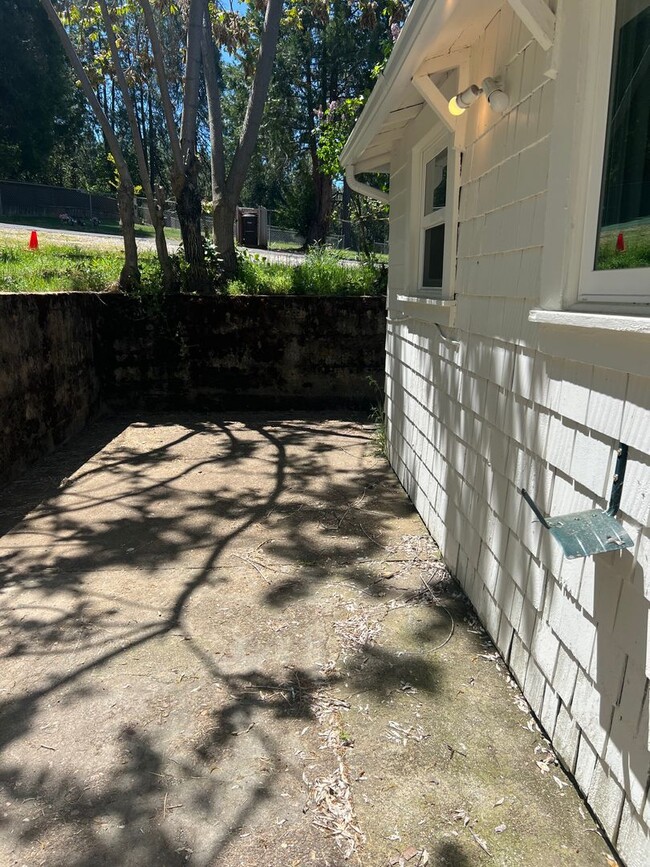 Building Photo - Pine Grove Home
