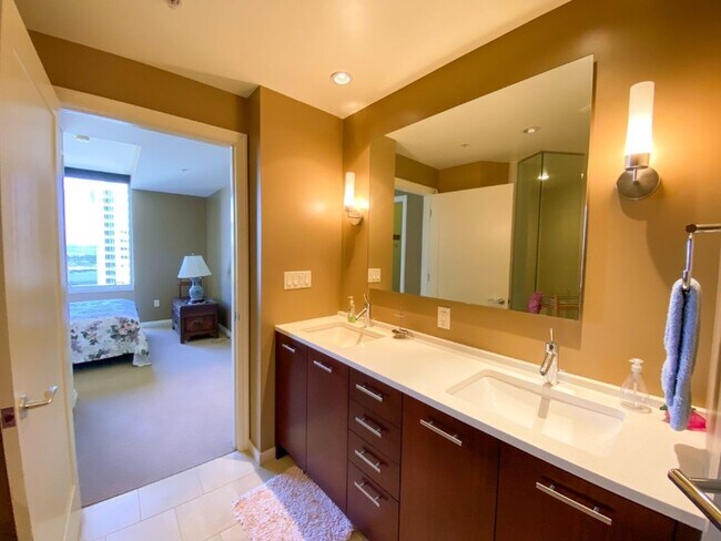 Building Photo - 1Bd/1.5BA Bellevue Condo