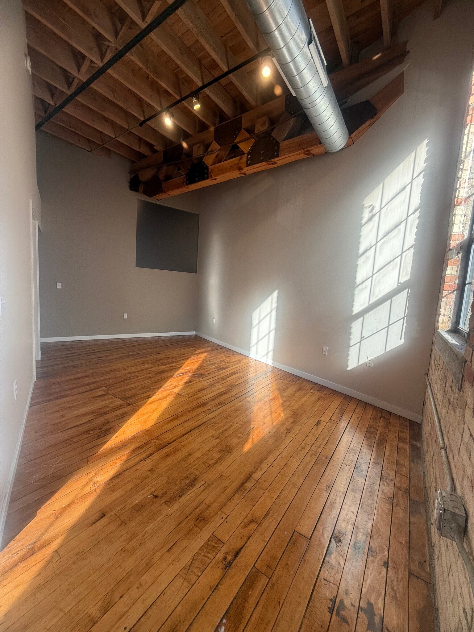 Building Photo - 146 S River Ave