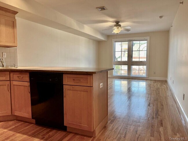 Building Photo - 2 E Main St