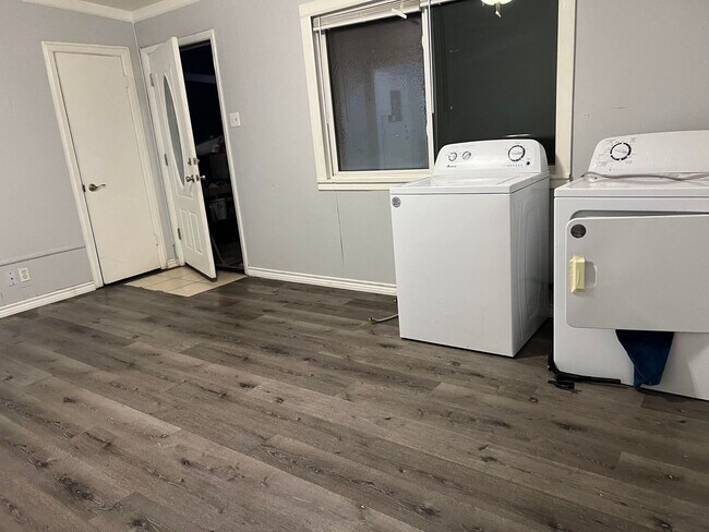 Building Photo - 3 Bed 1 bath RENTAL in Denison for $1,345