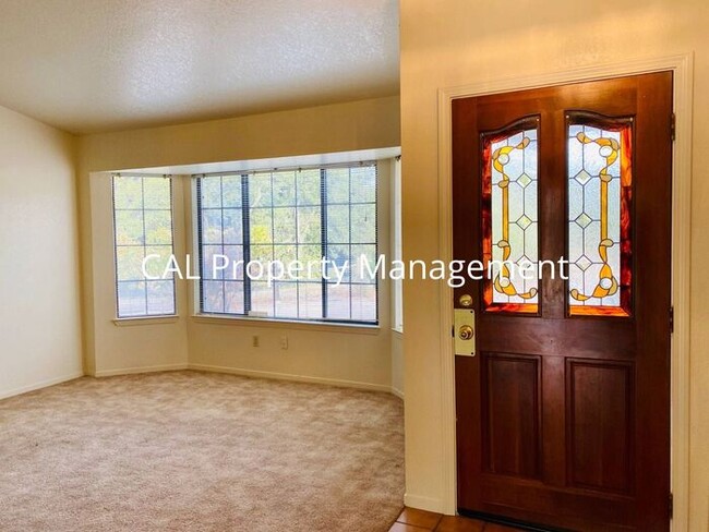 Building Photo - Rare 4 bedroom 2 bath rental in Pine Meadow Estates King City!