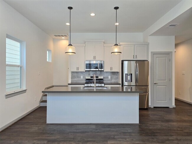 Building Photo - 611 Emile St