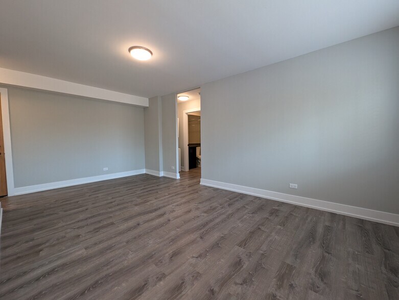 Building Photo - 542 W Surf St