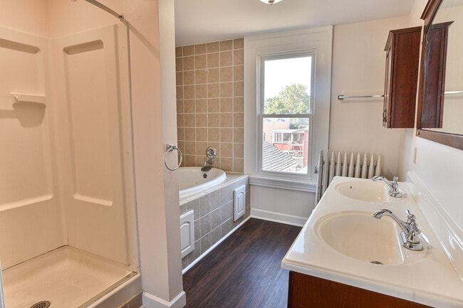 Building Photo - Charming 3 Bedroom on 2nd St