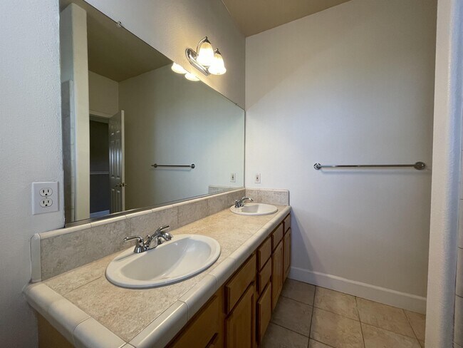 Building Photo - 929 Yosemite Dr