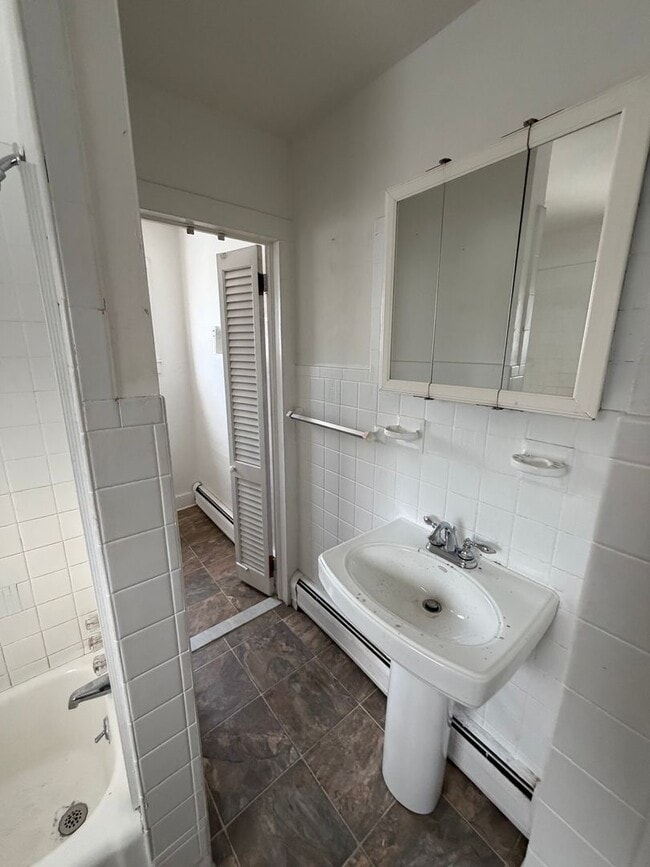 Building Photo - Single Family 3 Bedroom