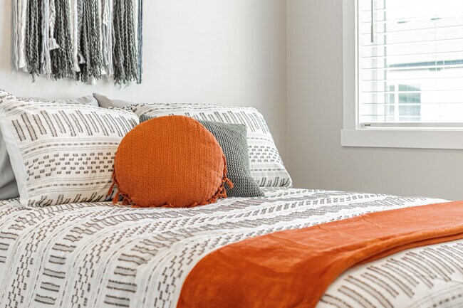 Building Photo - 380 S 3rd W