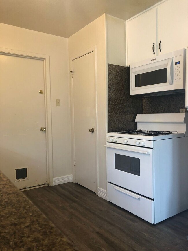 Building Photo - *Lease Pending* Comfortable three bedroom home!