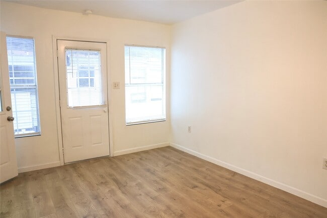 Building Photo - 10 Jenkins St