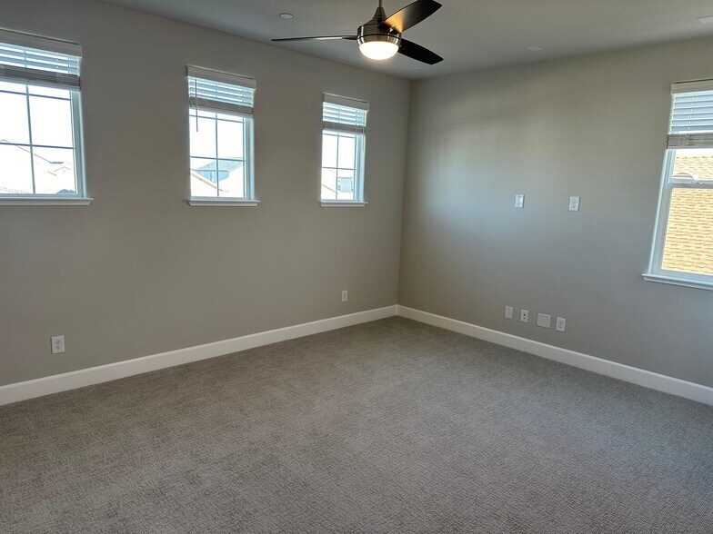Building Photo - 3040 Vaughn Way