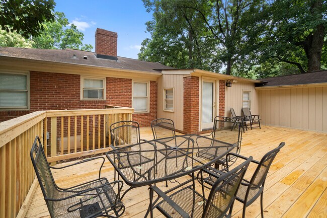 Building Photo - 821 Mohigan St