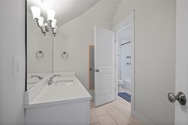 Building Photo - 13001 Hymeadow Dr