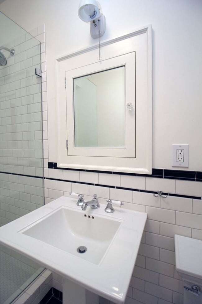 Building Photo - 1209 SW 6th Ave