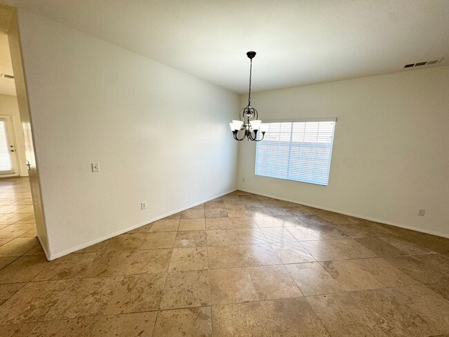 Building Photo - Spacious 6 bedroom home in West Palmdale