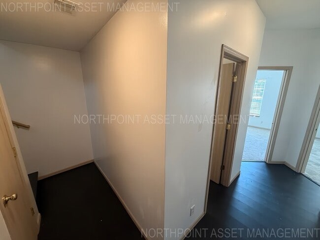 Building Photo - 3 Bed, 2 Bath Townhome SPECIAL!