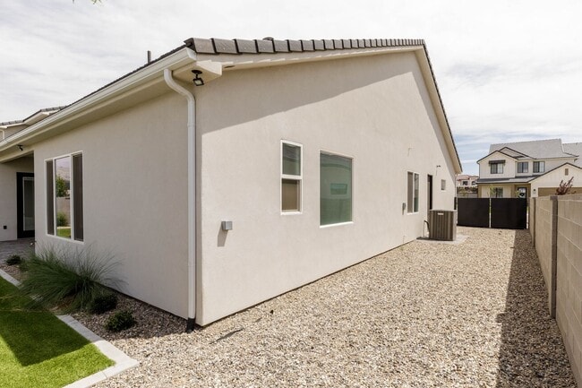 Building Photo - Stunning  4 bed | 3 bath | 3 car garage cu...