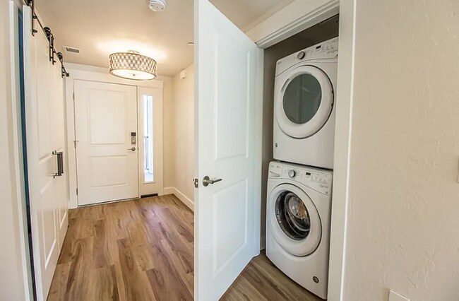 Building Photo - Beautiful river front condo move in ready!