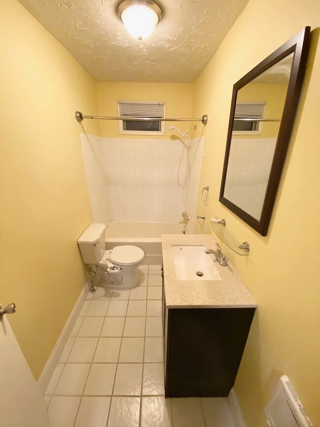 Building Photo - Great 2 Bedroom, 1 Bathroom in McKees Rock...