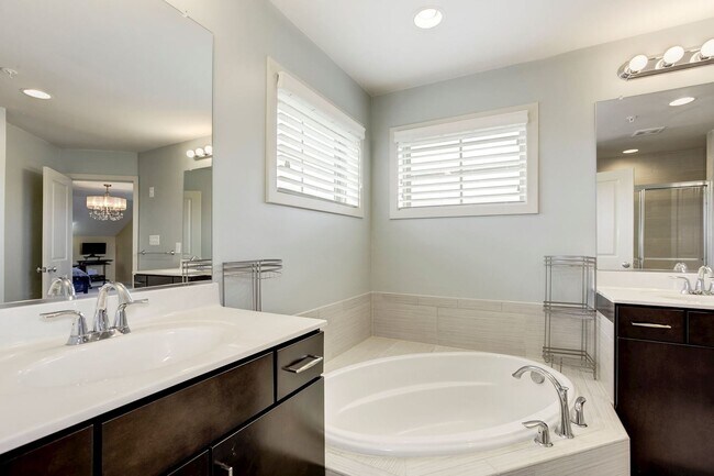 Building Photo - 3 Bed 4.5 Bath - Silver Spring Townhouse i...