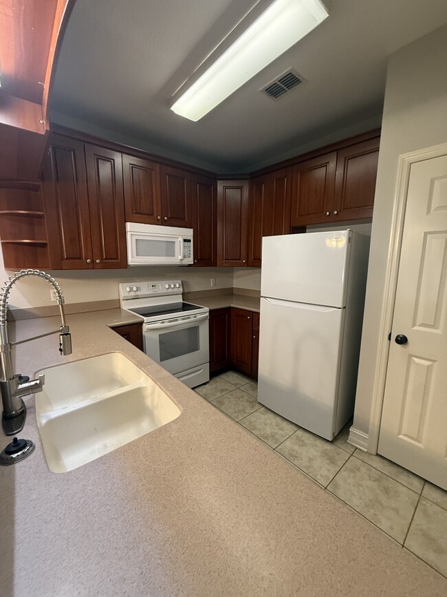 Building Photo - 1529 Crescent Hills Dr