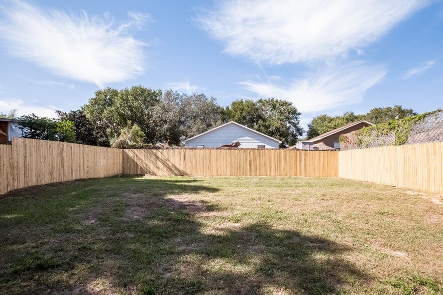 Building Photo - 318 Regal Park Dr