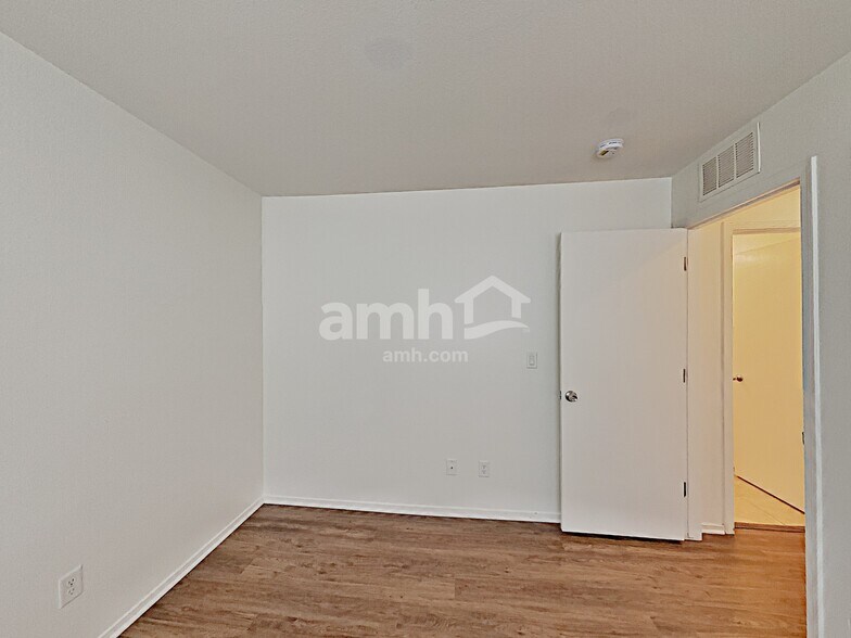 Building Photo - 1025 Maple Pines Ave