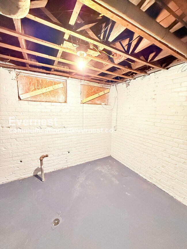 Building Photo - 3 Bed/1 Bath Home with Laundry Hookups / Pet-Friendly / Vouchers Accepted / Available Soon!