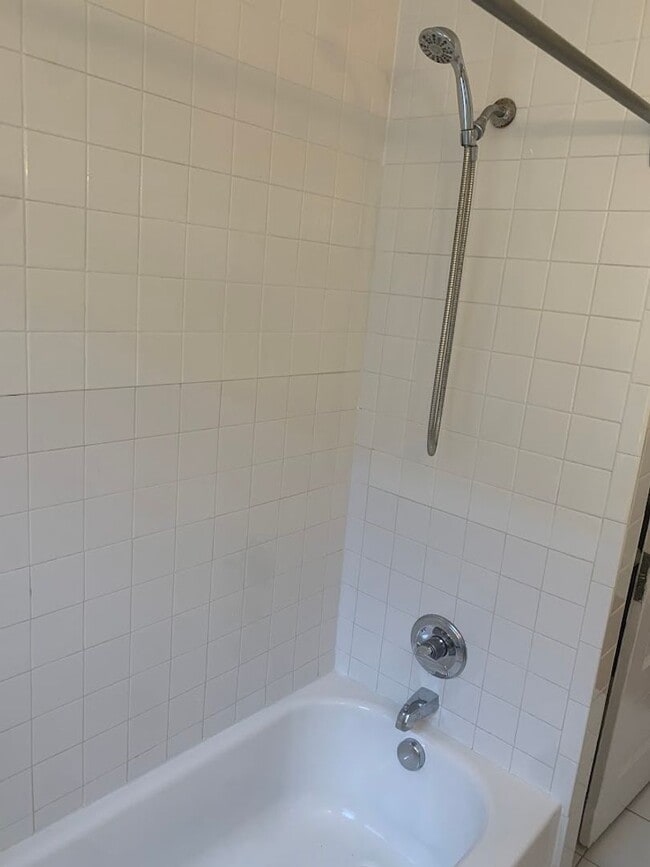 Building Photo - Spacious Two Story duplex on Walnut Street!