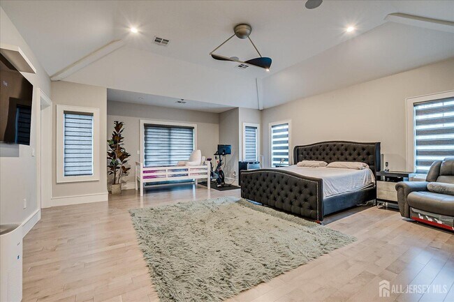 Building Photo - 3979 Park Ave