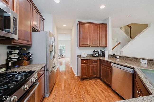 Building Photo - 755 Ivy Ln