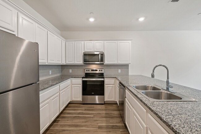 Building Photo - AVAILABLE NOW! 3 BEDROOM TRIPLEX LOCATED IN BONHAM, TEXAS!