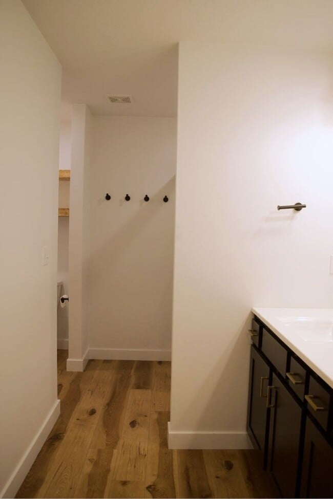 Building Photo - Modern 3 Bed 2 Bath House in Willow Falls!