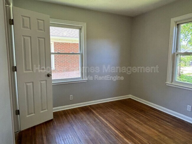 Building Photo - 932 N Leland Ave
