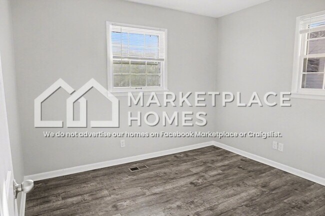 Building Photo - 201 Larkwood Dr SW