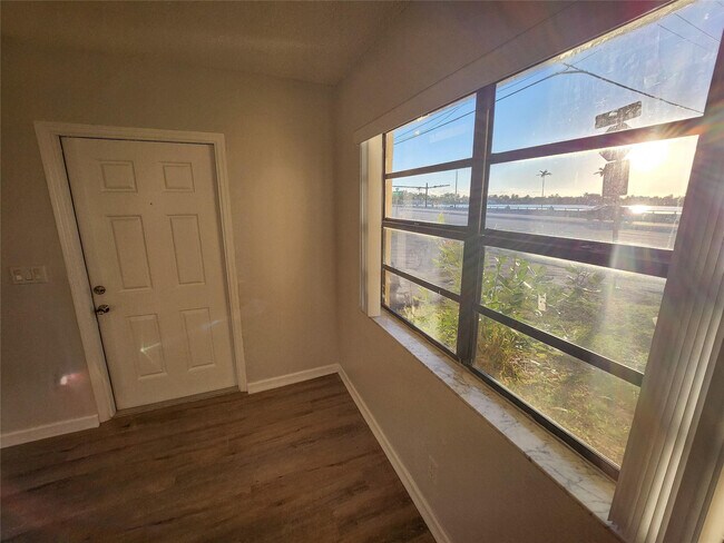 Building Photo - 513 S Ocean Dr