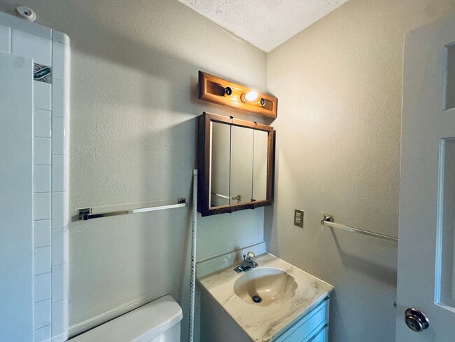 Building Photo - Comfort and Convenience