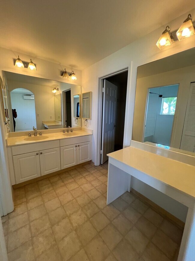 Building Photo - 2 Bedroom / 2.5 Bath Condo with 1 car gara...