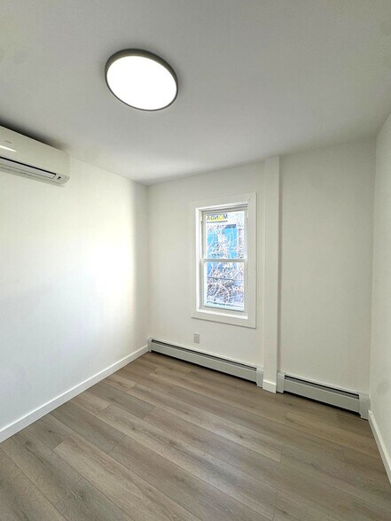 Building Photo - 198 28th St