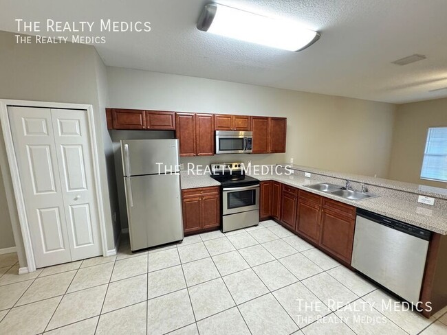 Building Photo - 548 Albatross Dr