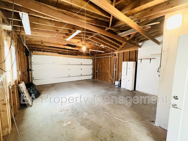 Building Photo - 1208 Alcazar St NE