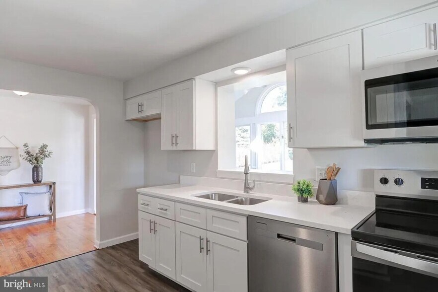 Building Photo - 2360 Sycamore Rd