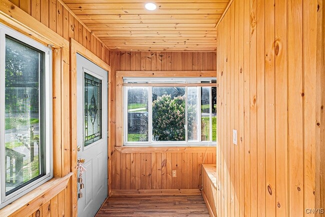 Primary Photo - 127 1/2-122 Oxford Rd